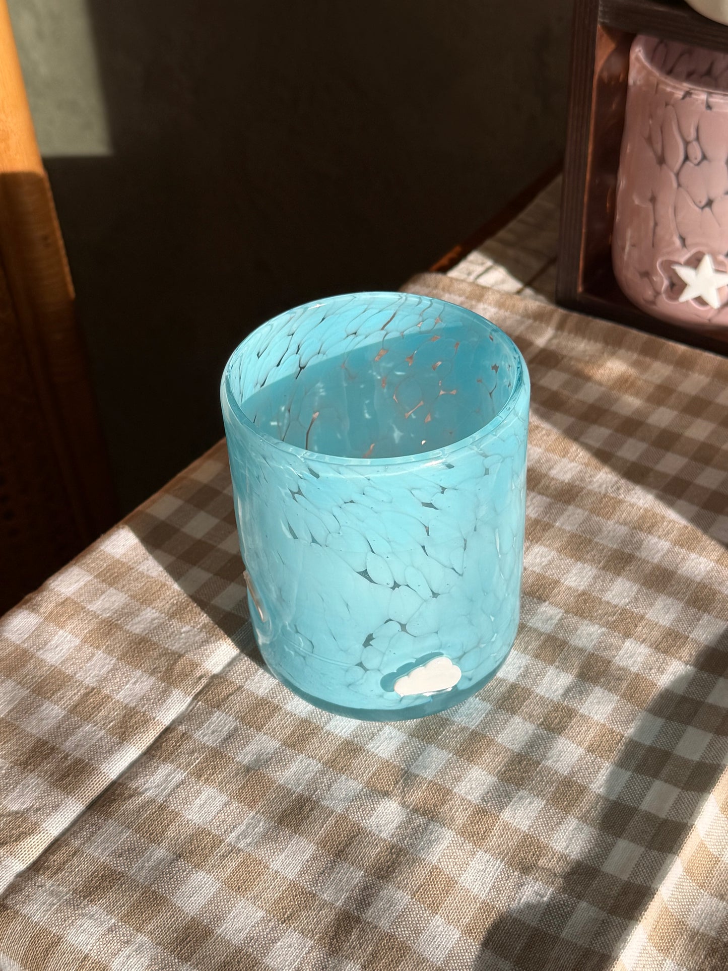 كوب زجاجي بلون غزل البنات